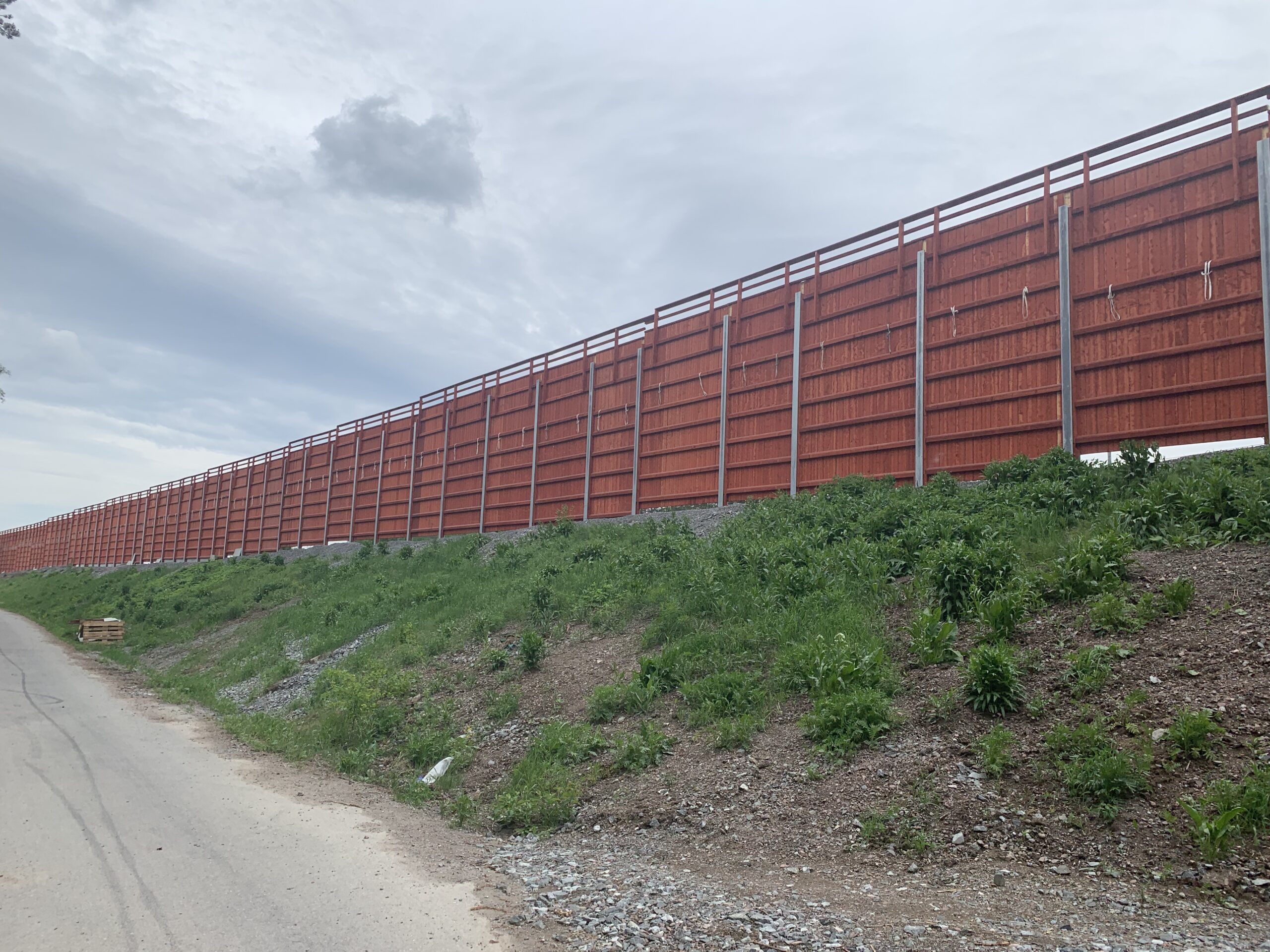 noise barrier road